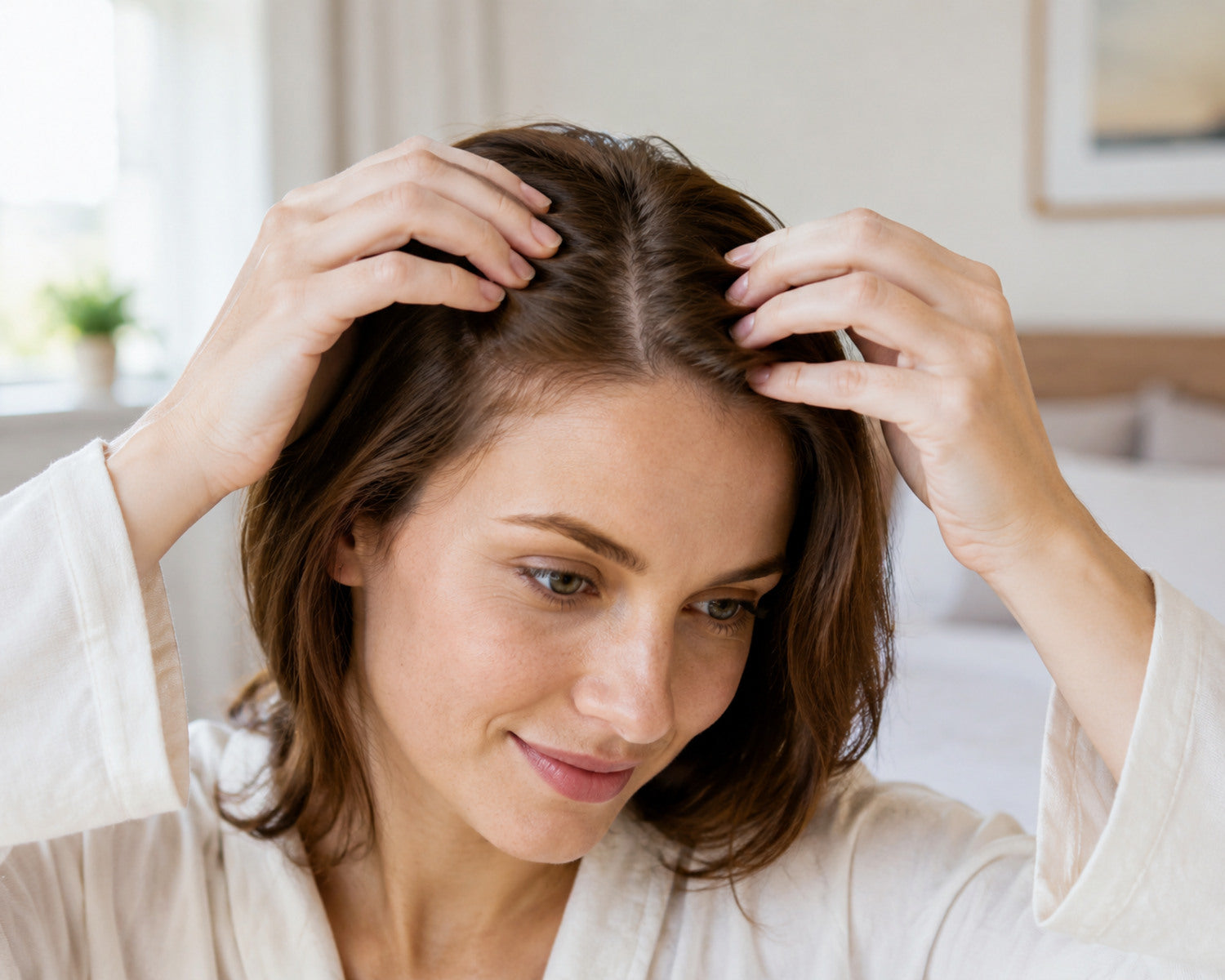Vrouw bekijkt subtiele nieuwe haargroei langs haar middenscheiding